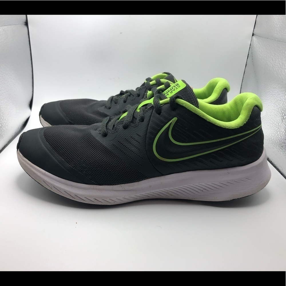 SOLD OUT! Nike Star Runner 2 boys sneakers size 6Y/ womens size 8